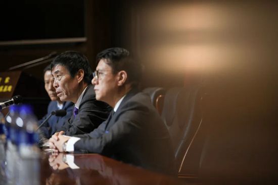 背着老公